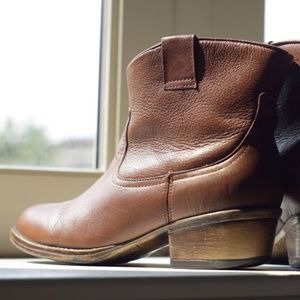 👢 Kenneth Cole Reaction Heeled Boots